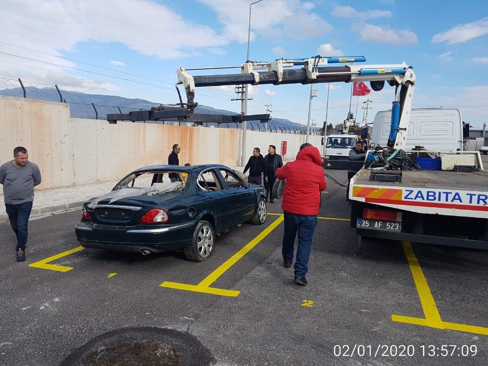 İzmir’de hurda araçlar artık otoparka çekiliyor 