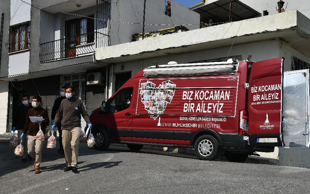 İzmir’de ihtiyaç sahiplerine çorba ve ekmek 