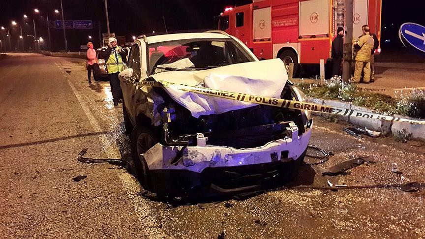 İzmir'de iki otomobil çarpıştı: 1 ölü, 3 yaralı