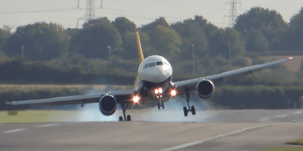 İzmir'de inişe geçen uçağa tehlikeli müdahale