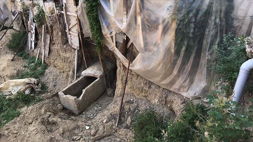 İzmir'de inşaat kazısında 2 bin yıllık altın taç ve mezar kalıntıları bulundu