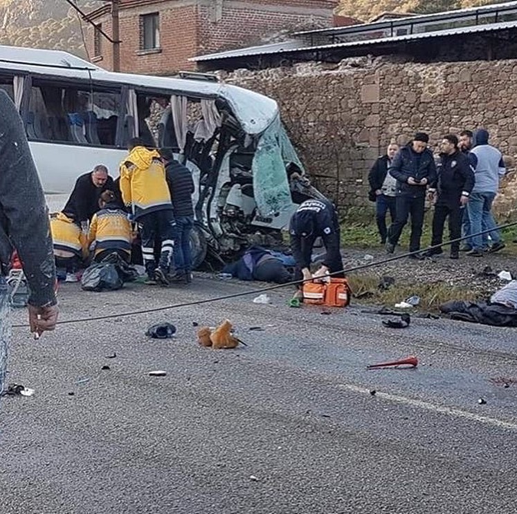 İzmir’de işçi servisi ile kamyon çarpıştı: 4 ölü, 8 yaralı 