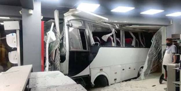 İzmir'de işçi servisi mağazaya daldı: 12 yaralı
