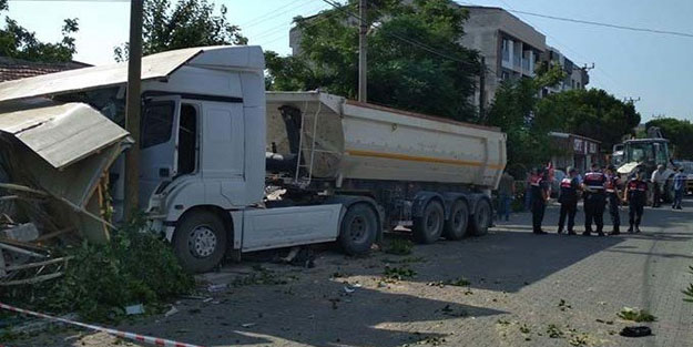 İzmir'de işçileri taşıyan iki servis tırla çarpıştı! Çok sayıda yaralı var