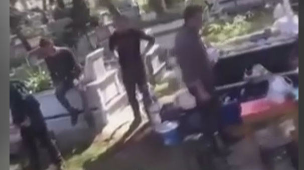 İzmir'de Işıkkent Mezarlığı’nda mangal yaptılar!