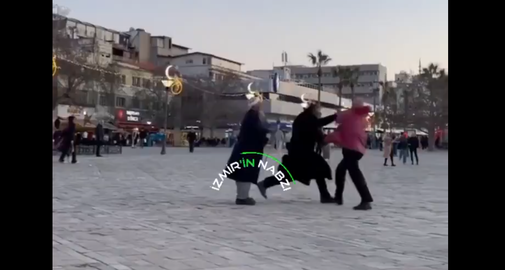 İzmir’de İslam karşıtı saldırı şok etti! Duyarlı vatandaş tek yumrukla olayı bitirdi