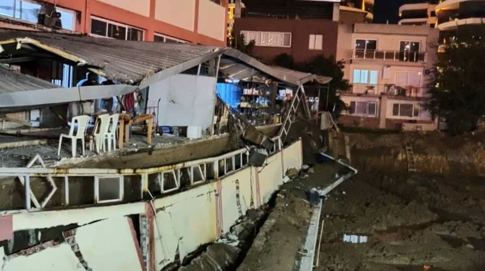 İzmir’de istinat duvarı çöktü 