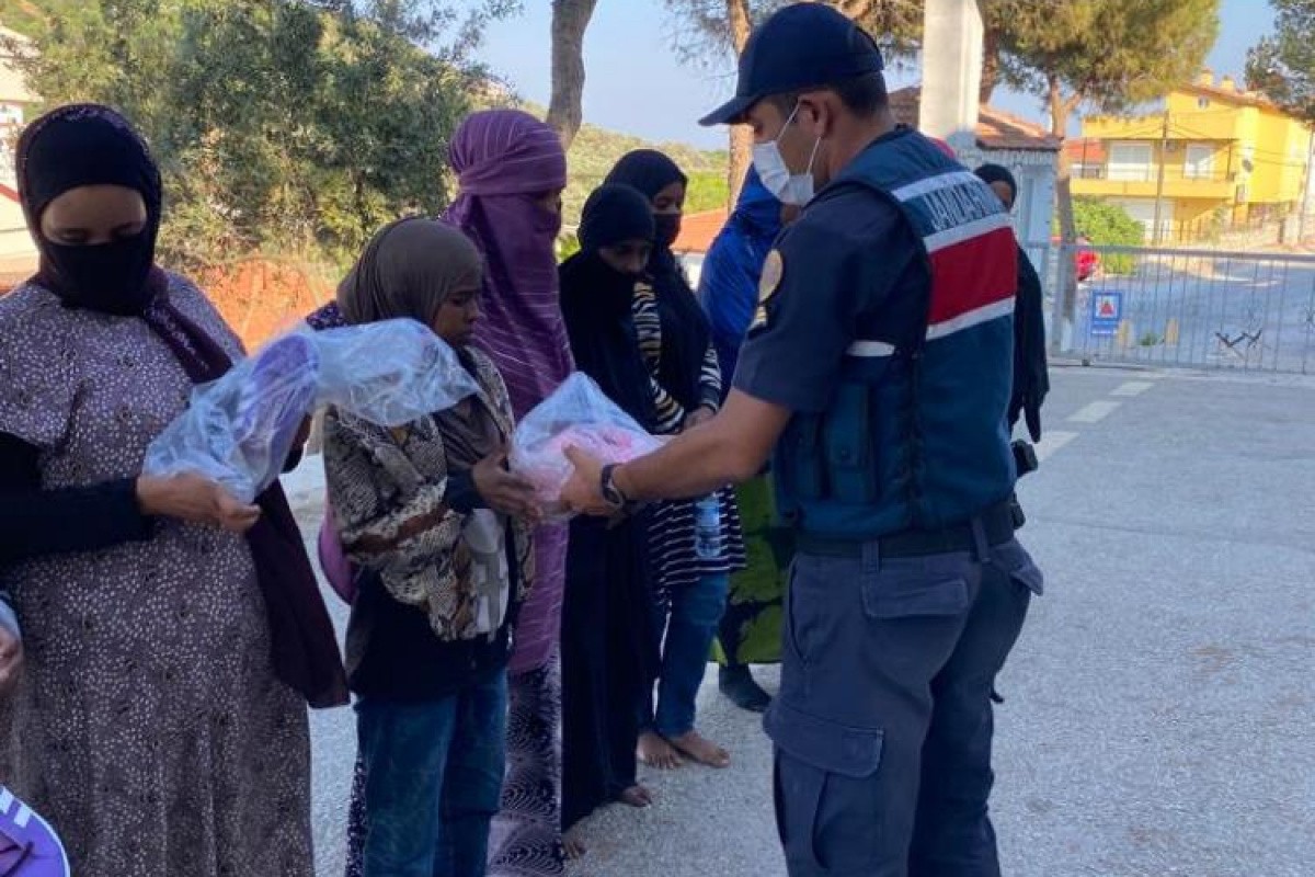 İzmir'de jandarma ekipleri 447 göçmen yakaladı
