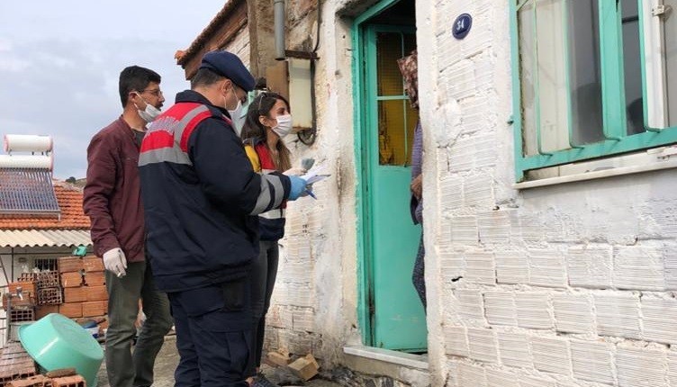 İzmir’de jandarma, ihtiyaç sahiplerine sosyal yardımları ulaştırdı 