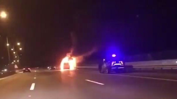 İzmir'de kaçak göçmenleri taşıyan minibüs seyir halindeyken alev aldı