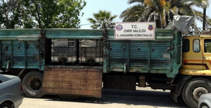 İzmir'de kaçak madeni yağa 3 kişi gözaltında