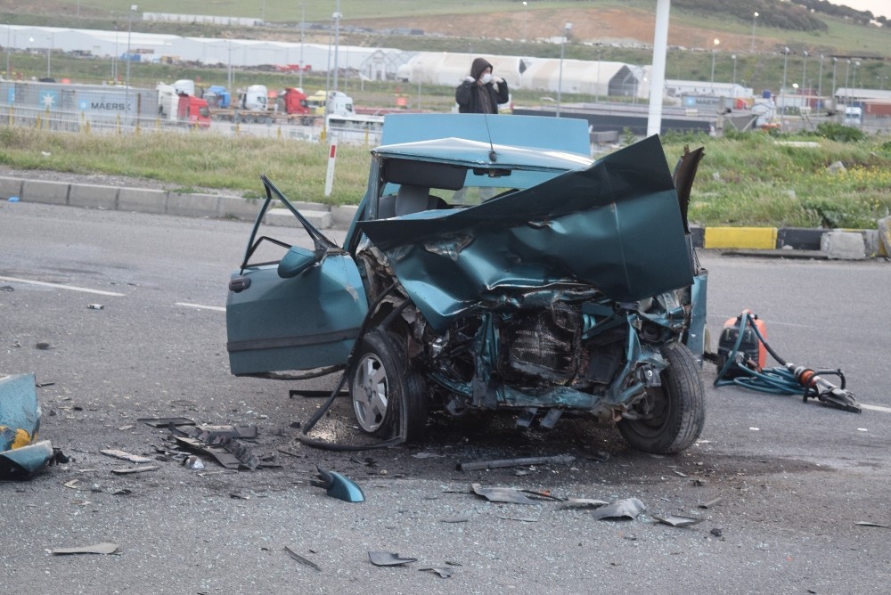İzmir’de kamyon ile otomobil çarpıştı: 1 ölü 