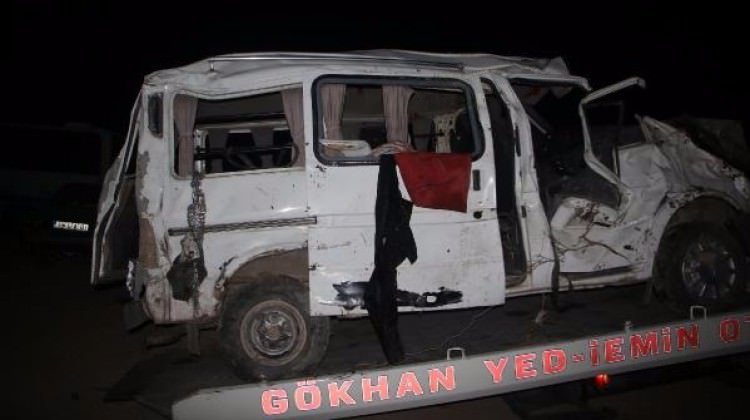 İzmir'de kamyonet devrildi; 3 yaralı