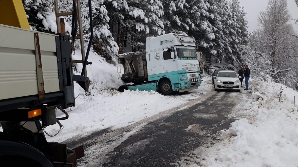 İzmir’de kar alarmı: Ödemiş’te ekipler yoğun mücadele veriyor 
