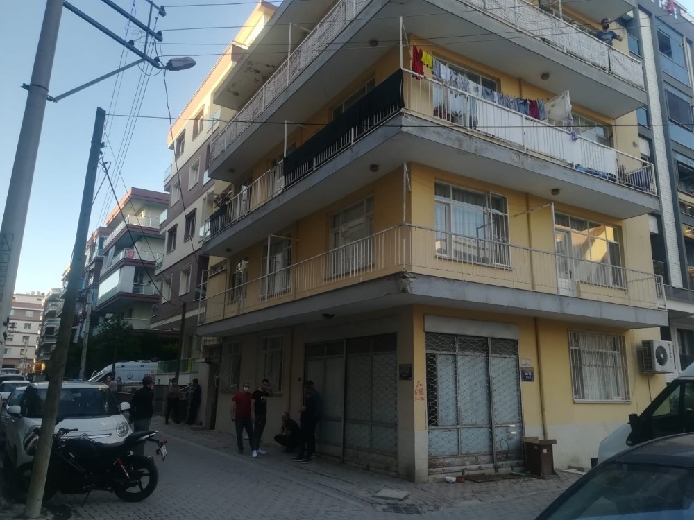 İzmir’de karısını bıçaklayarak öldüren şahıs tutuklandı 