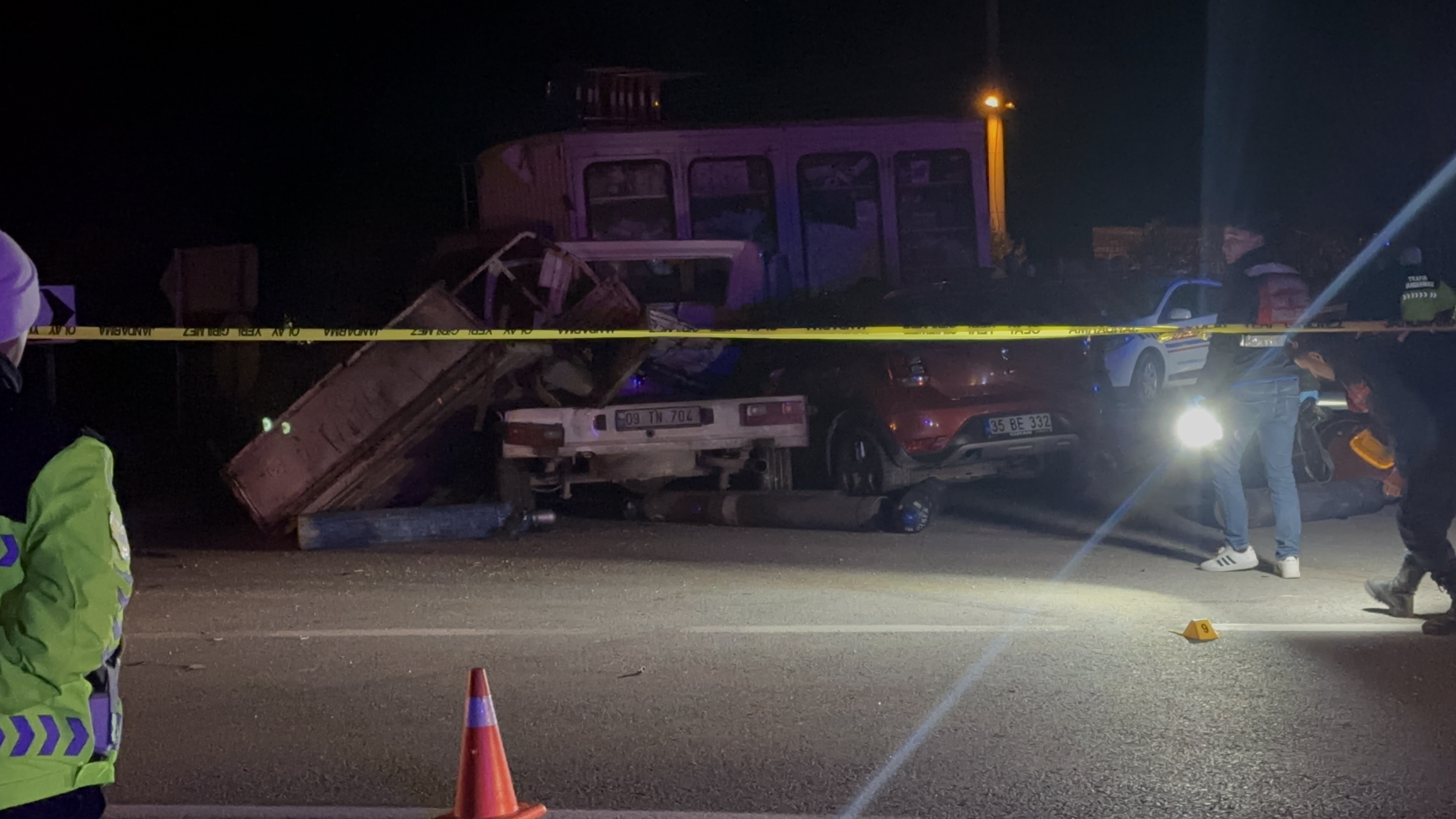 İzmir’de katliam gibi kaza! Araçlar birbirine girdi: Ölü ve yaralılar var