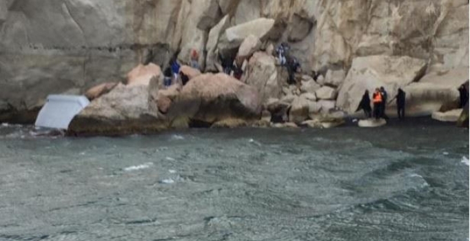 İzmir'de kayalıklarda mahsur kalan 46 göçmen kurtarıldı