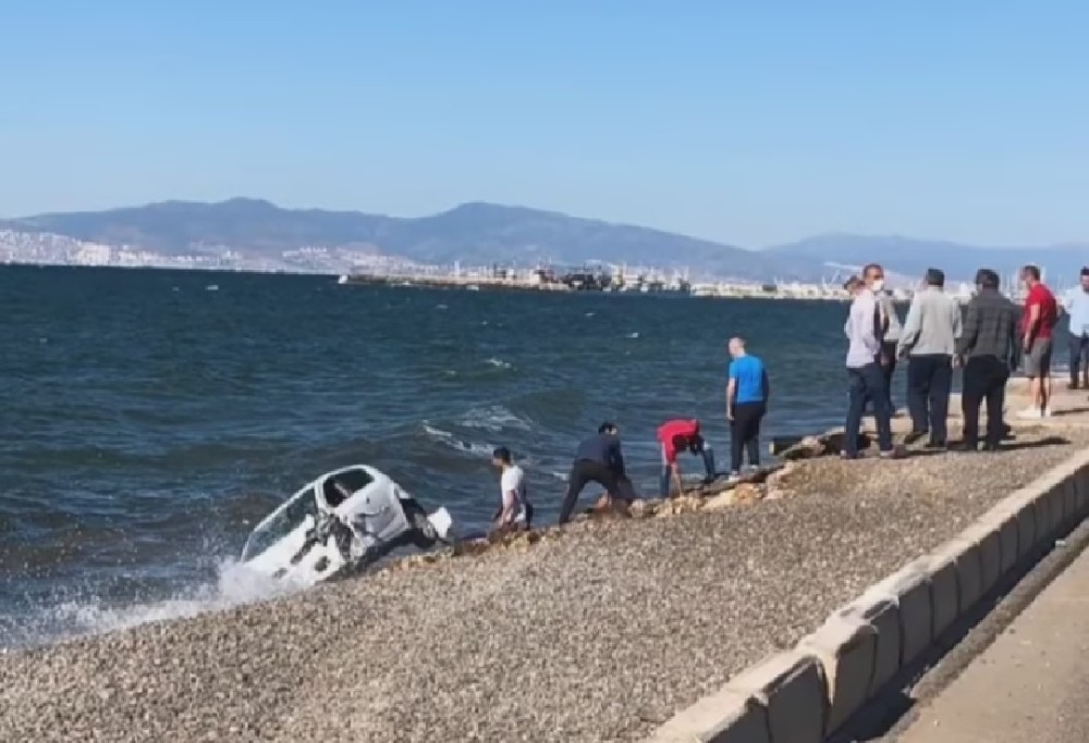 İzmir’de kaza sonrası takla atan otomobil denize düştü: 3 yaralı 