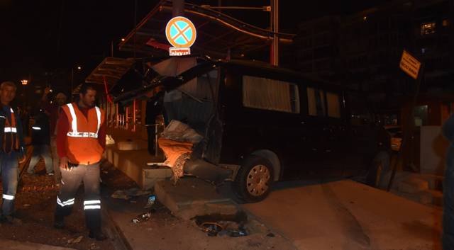 İzmir'de kaza yapan araç tramvay durağına çarparak durdu