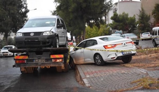 İzmir'de kaza yapan otomobilde bıçaklanmış cesedi bulundu!