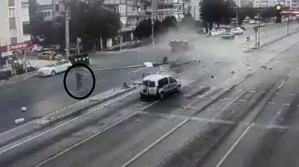 İzmir'de kazada şoka giren sürücü bir anda koşmaya başladı!