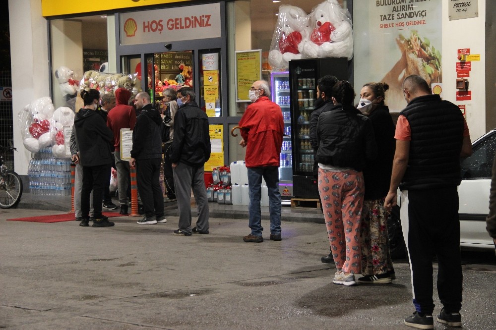 İzmir’de kısıtlama sonrası akaryakıt istasyonları marketlerinde uzun kuyruk 