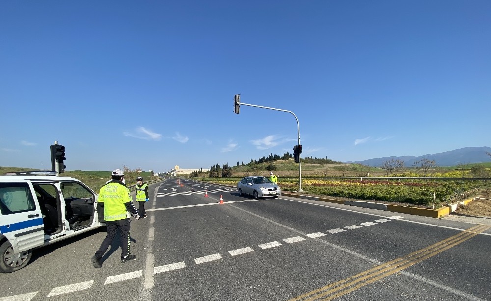 İzmir’de kontrol noktalarında ateş kontrolü 