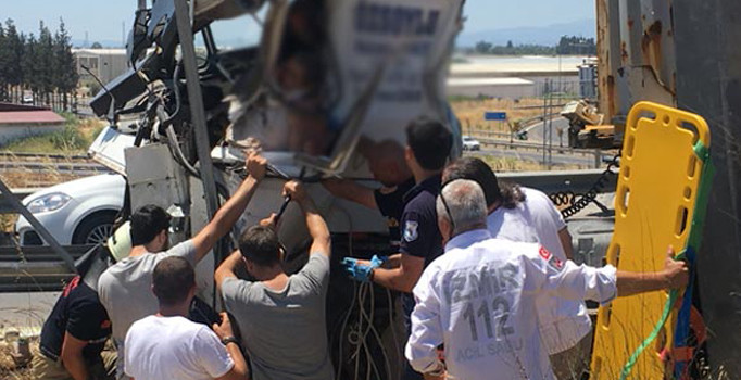 İzmir'de korkunç anlar! Sıkışan TIR sürücüsü uzun uğraşlar sonucu kurtarıldı