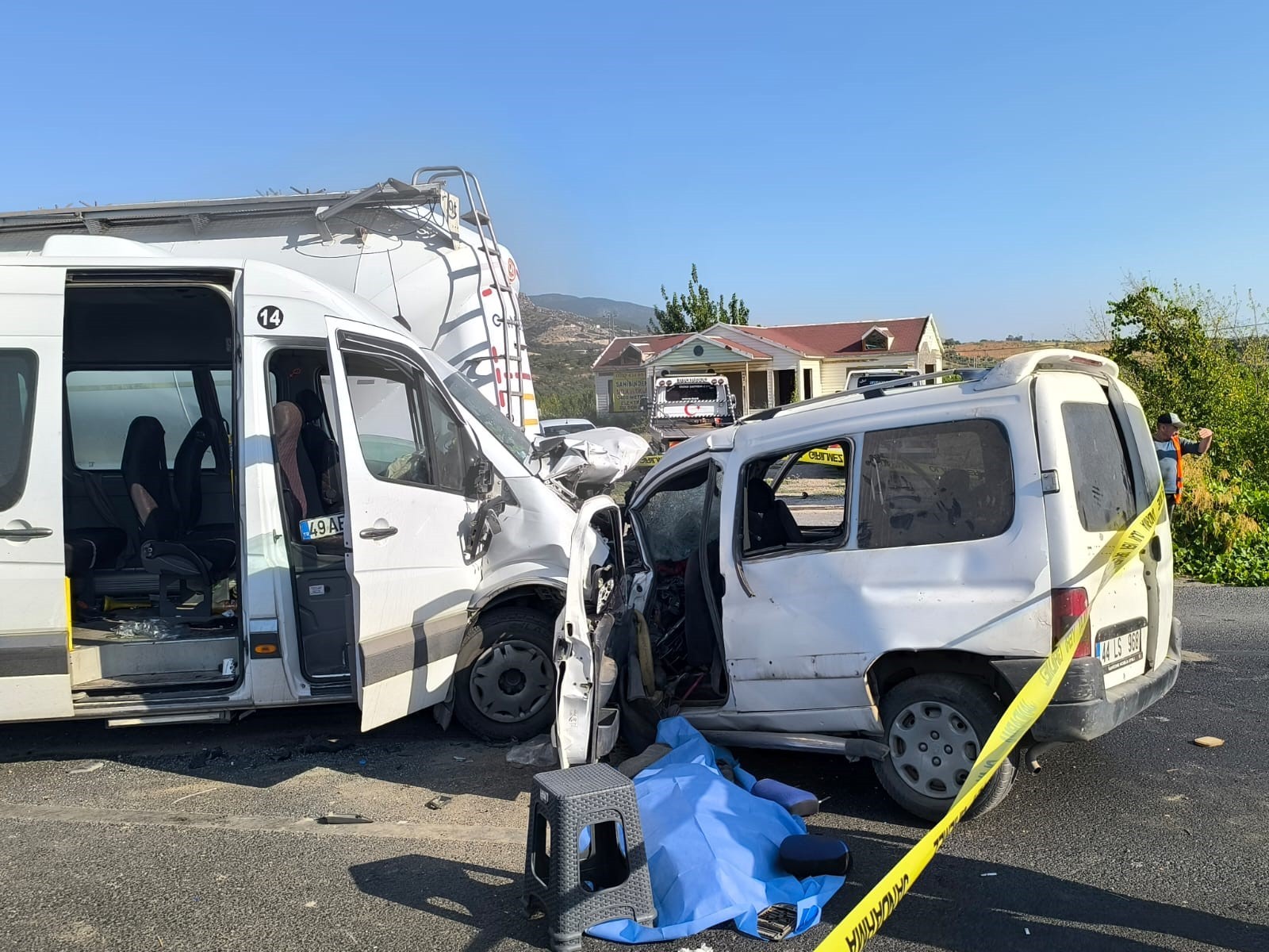 İzmir’de korkunç kaza! İşçi servisiyle araç çarpıştı: 1 ölü, 13 yaralı
