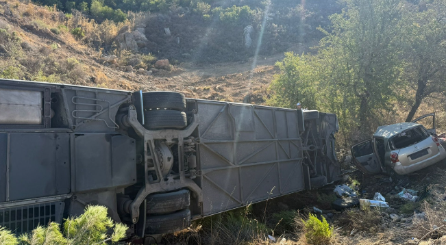İzmir’de korkunç kaza! Otobüsle otomobil çarpışıp şarampole uçtu: Can kayıpları var