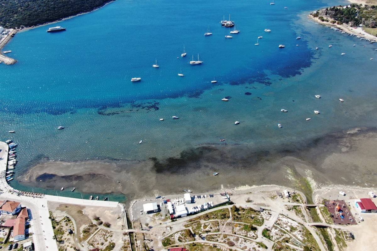 İzmir'de korkutan görüntü: Çekilen deniz havadan görüntülendi