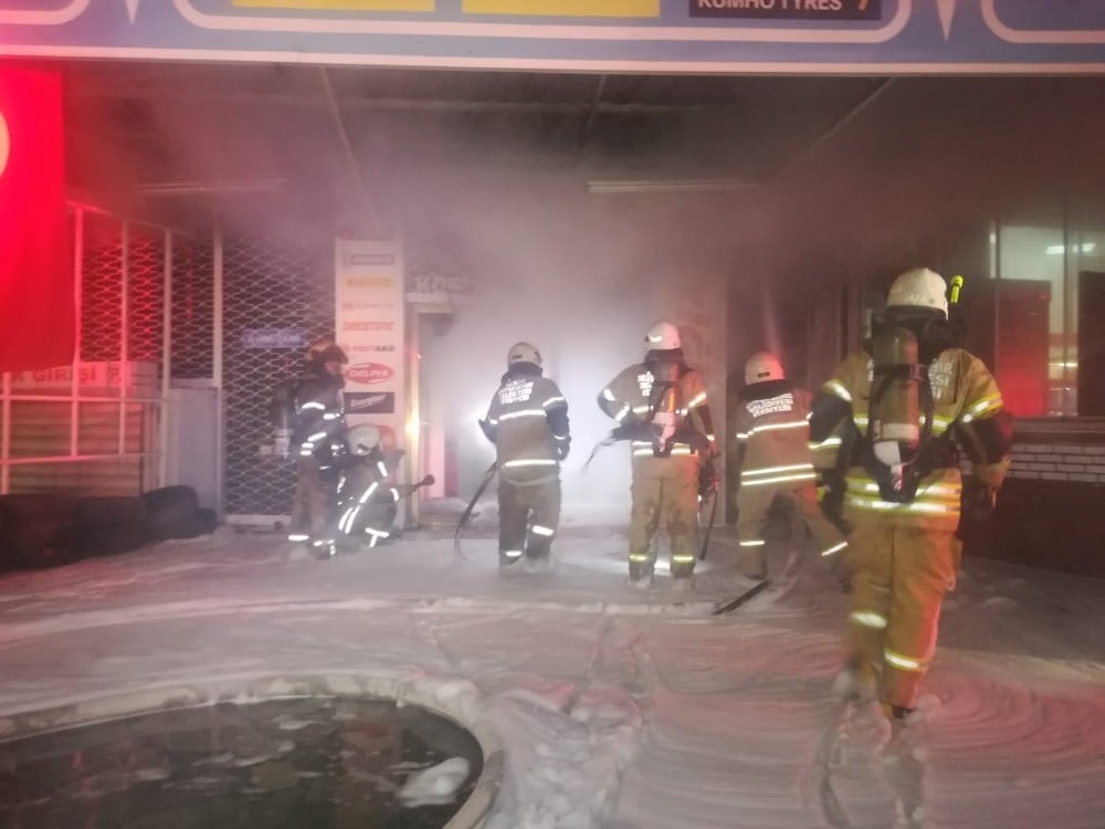 İzmir’de korkutan yangında 8 katlı bina boşaltıldı 