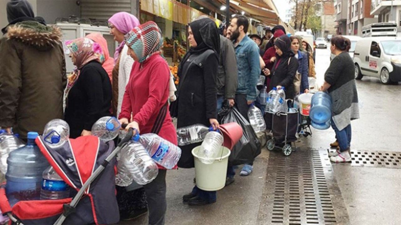 İzmir’de krize devam kararı "Belediyem laik suyum kesik"