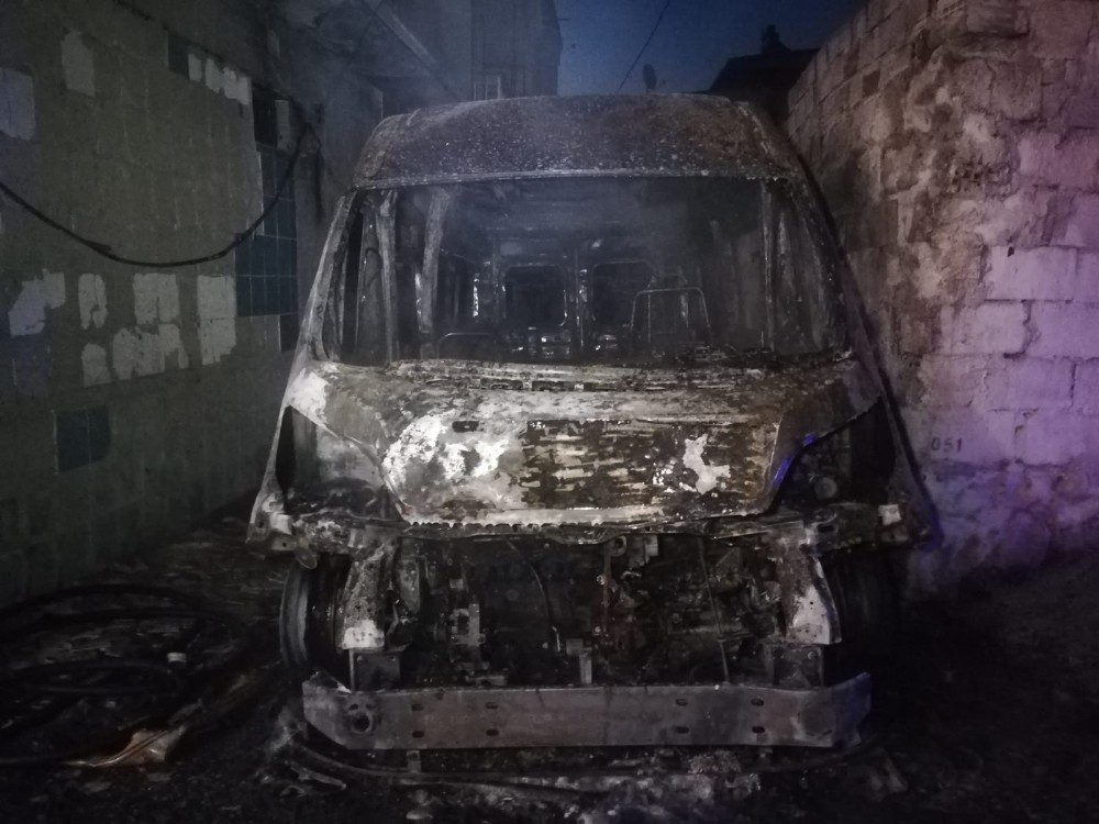 İzmir’de kundaklandığı ileri sürülen servis minibüsü yanarak küle döndü 