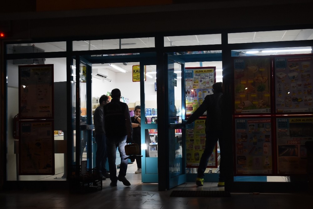 İzmir’de marketler zincirinde silahlı soygun 
