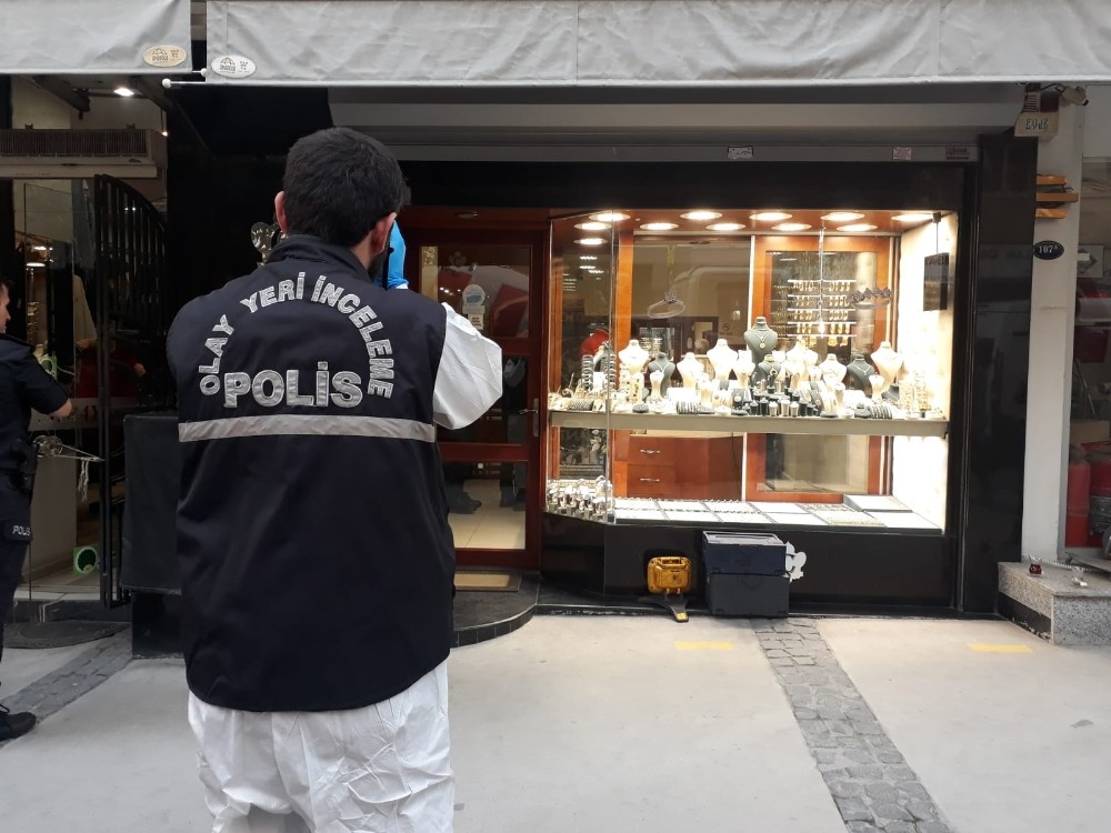 İzmir’de maskeli kuyumcu soygunu 