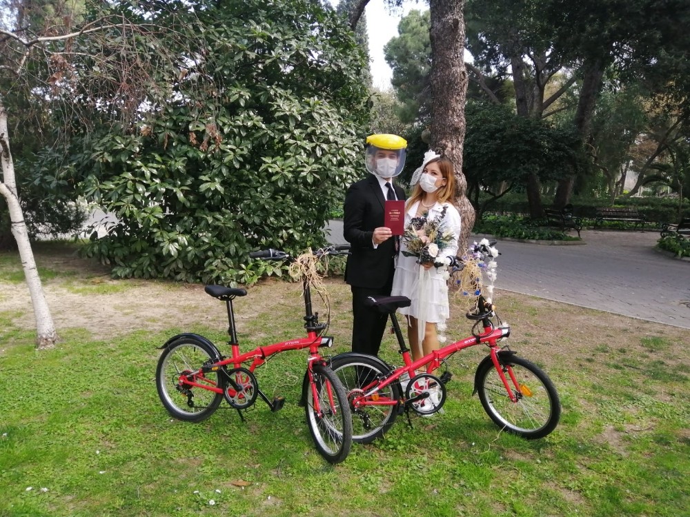 İzmir’de maskeli ve sosyal mesafeli nikah 