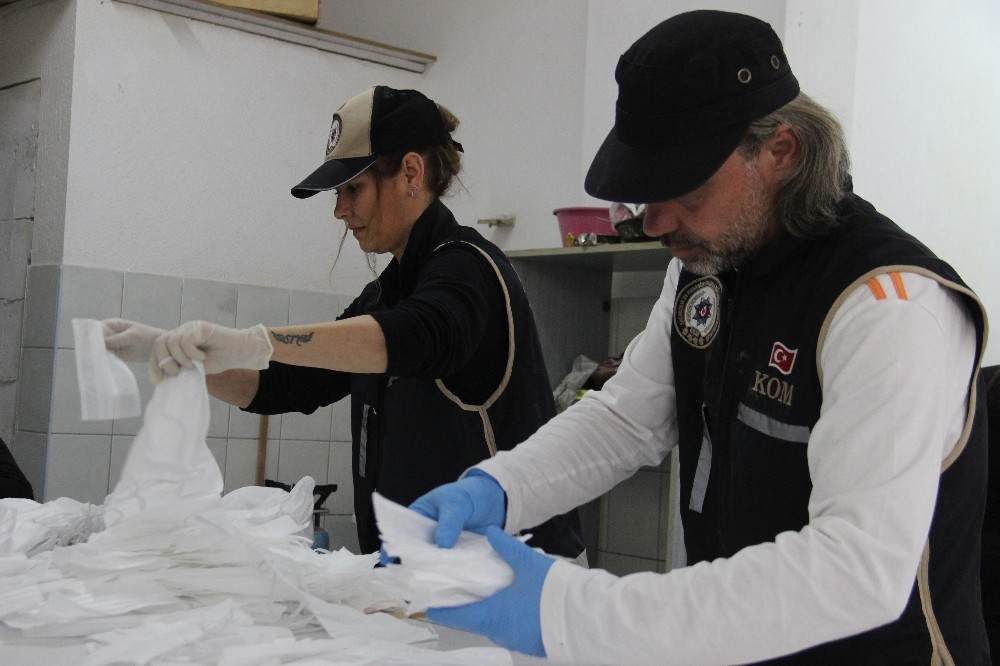 İzmir’de ’merdiven altı’ maske üreten adrese operasyon: bin 500 maske ele geçirildi 