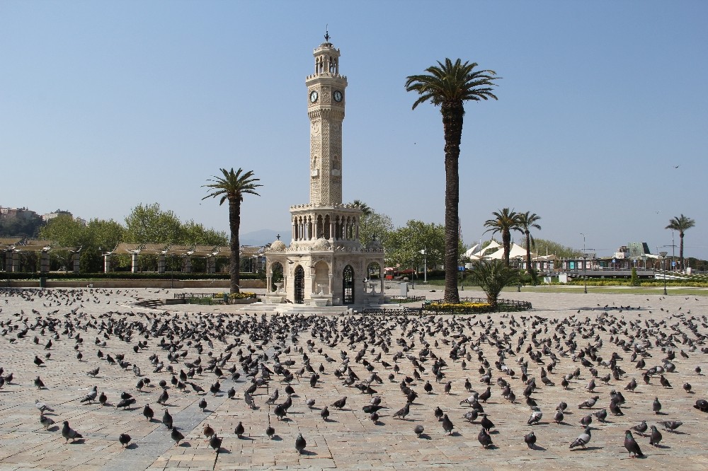 İzmir’de meydanlar güvercinlere kaldı 