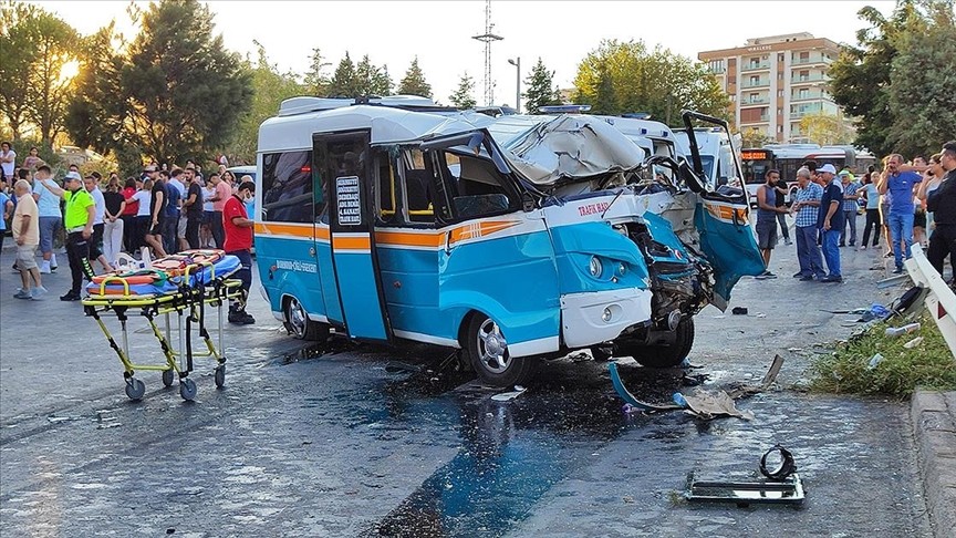 İzmir'de midibüs ile dolmuşun çarpışması sonucu 2 kişi öldü, 4 kişi yaralandı