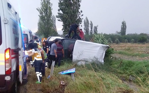 İzmir'de minibüs devrildi: 7 yaralı