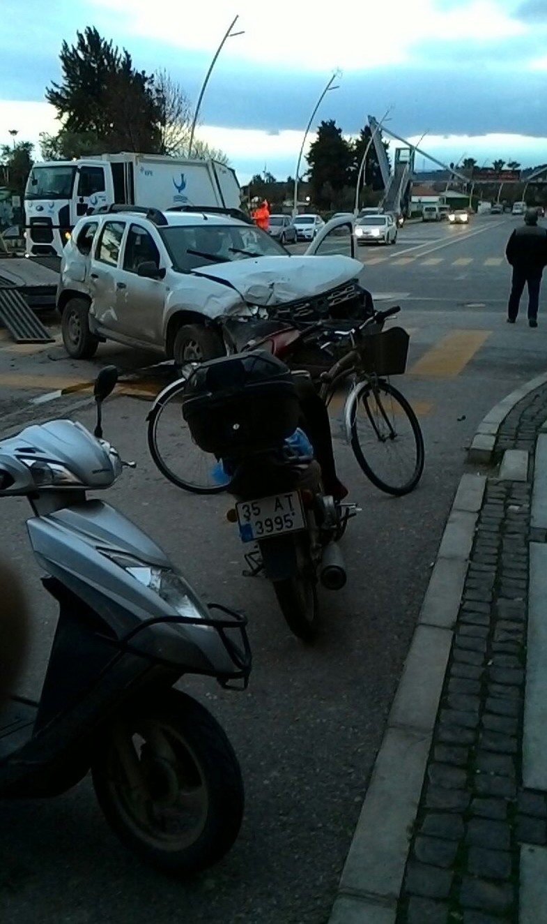 İzmir'de minibüs ile otomobil çarpıştı: 13 yaralı