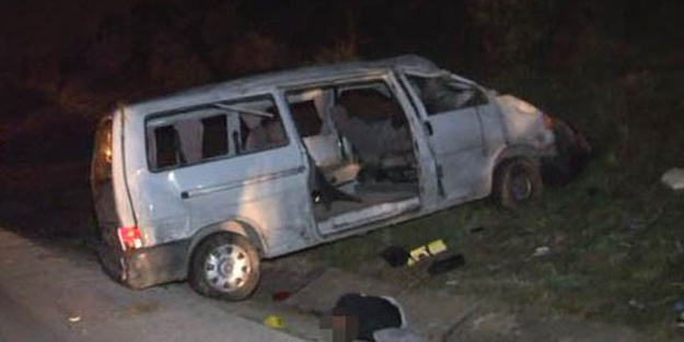 Feci kaza! Minibüs ile otomobil çarpıştı...