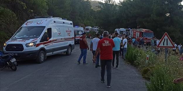 İzmir'de minibüs şarampole devrildi: Ölü ve yaralılar var