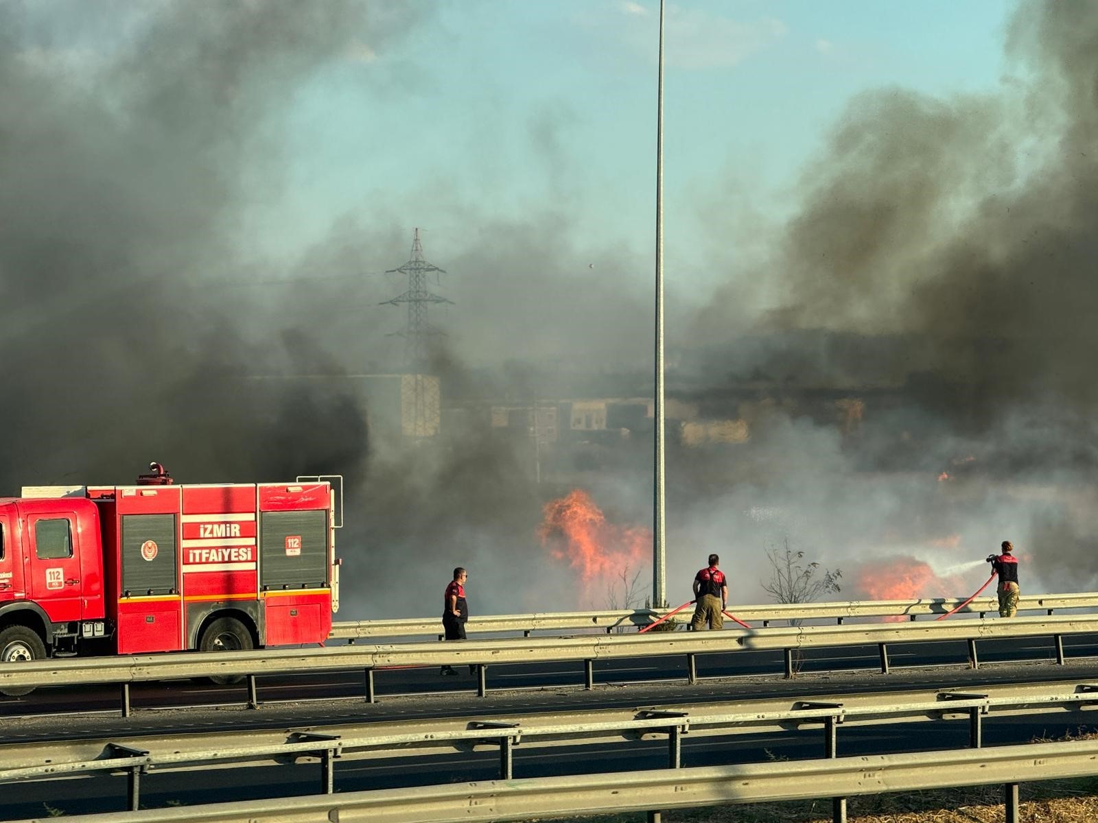 İzmir'de mobilya atölyesinde yangın