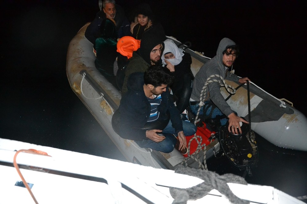 İzmir’de motoru bozulan bottaki 9 göçmen kurtarıldı 