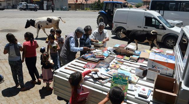 İzmir'de nostaljik kamyonetiyle köy çocuklarına kitap dağıtıyor