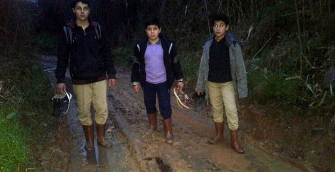 İzmir'de öğrenciler okula gidebilmek için 700 metrelik çamurlu patikadan yürüyorlar