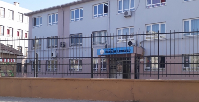 İzmir'de öğrencisinin ağabeyi tarafından bıçaklandı