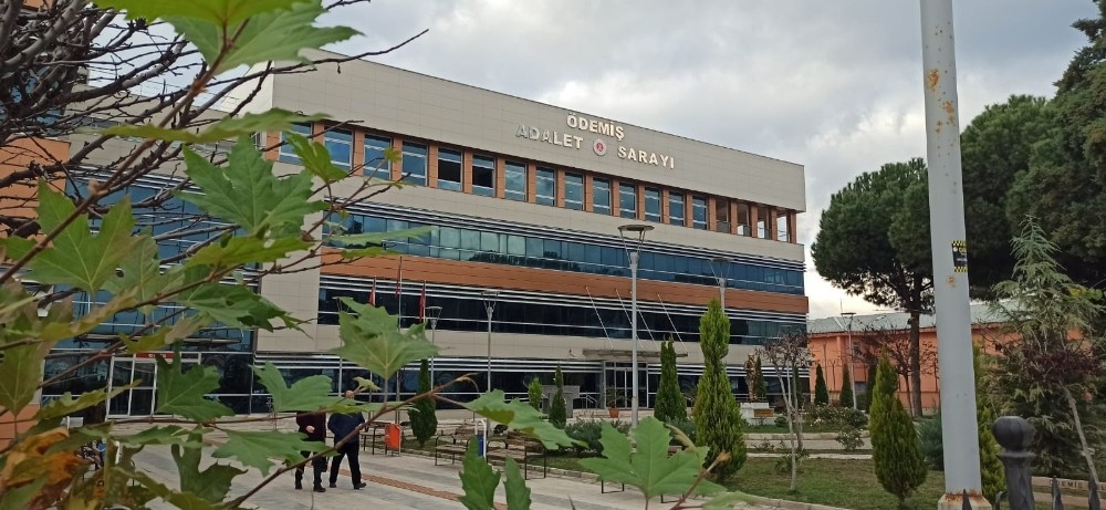 İzmir’de okul müdürünün öldürülmesine ilişkin dava Şubat ayına ertelendi 